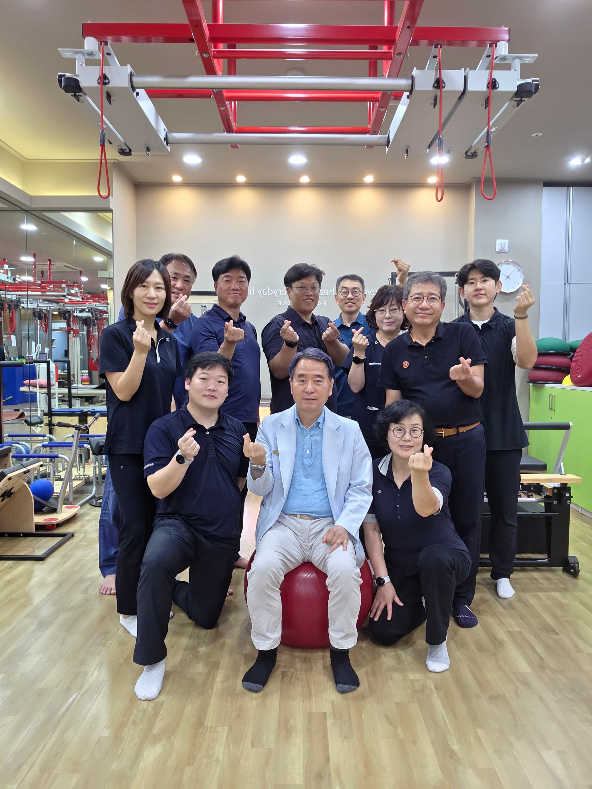 밸런스원정형외과 운동치료실에 모인 치료진